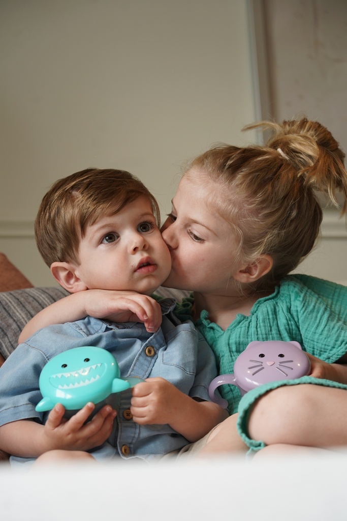 Snack Container w. Finger Trap